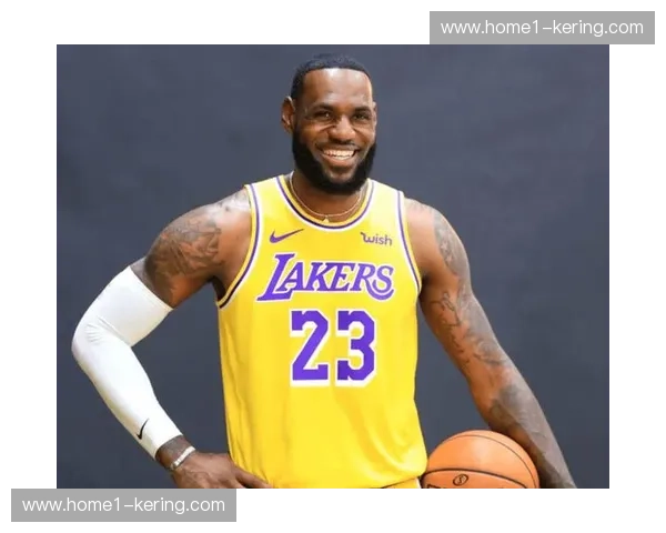 詹姆斯攻防一体稳定输出 39岁老将33分钟正负值+8掌控比赛节奏